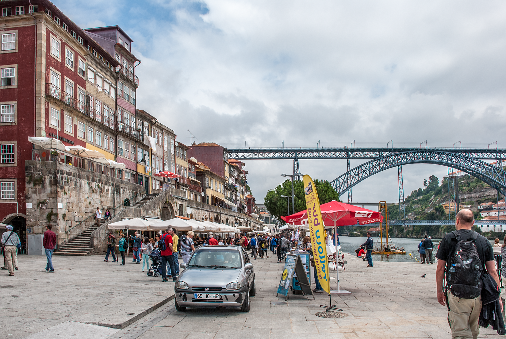 Bars, restaurants and market stalls on the riverfront at Praça da Ribeira