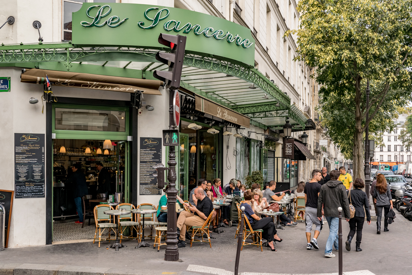 Café culture is at the heart of Parisienne life Café culture is at the heart of Parisienne life