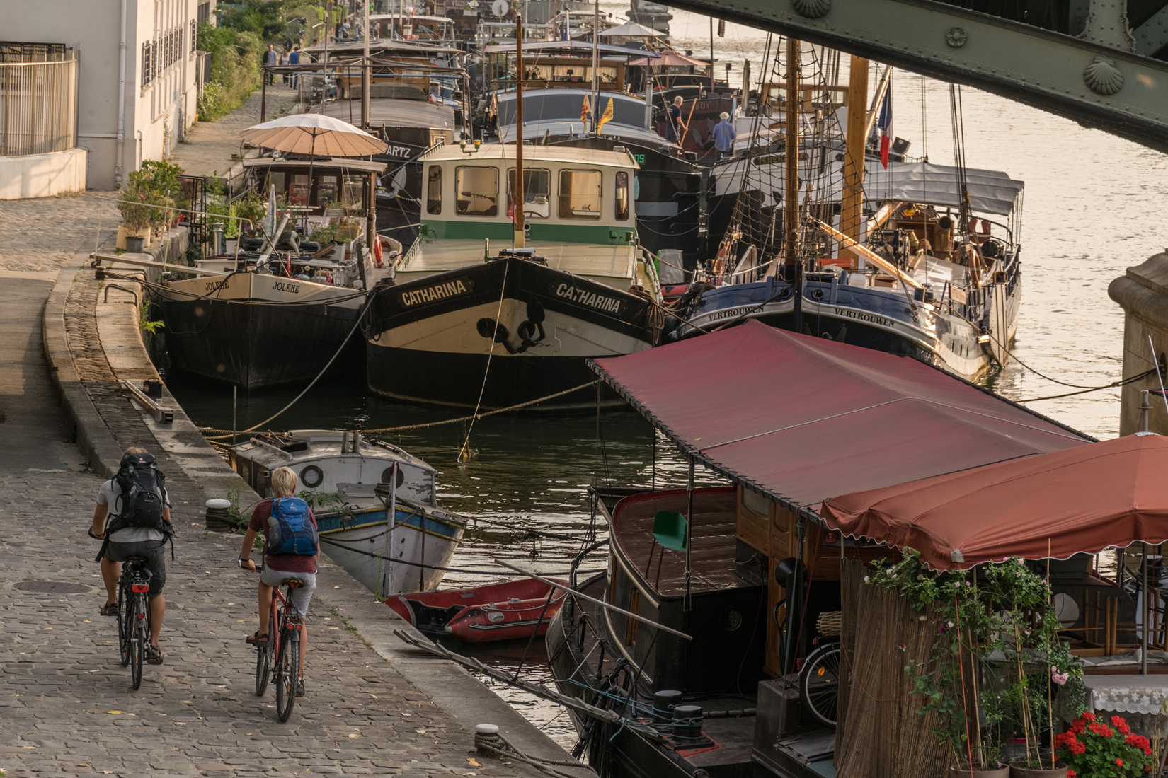 Life can be gentle and sedate as here under the Pont de Bir-Hakeim at Port de Suffren