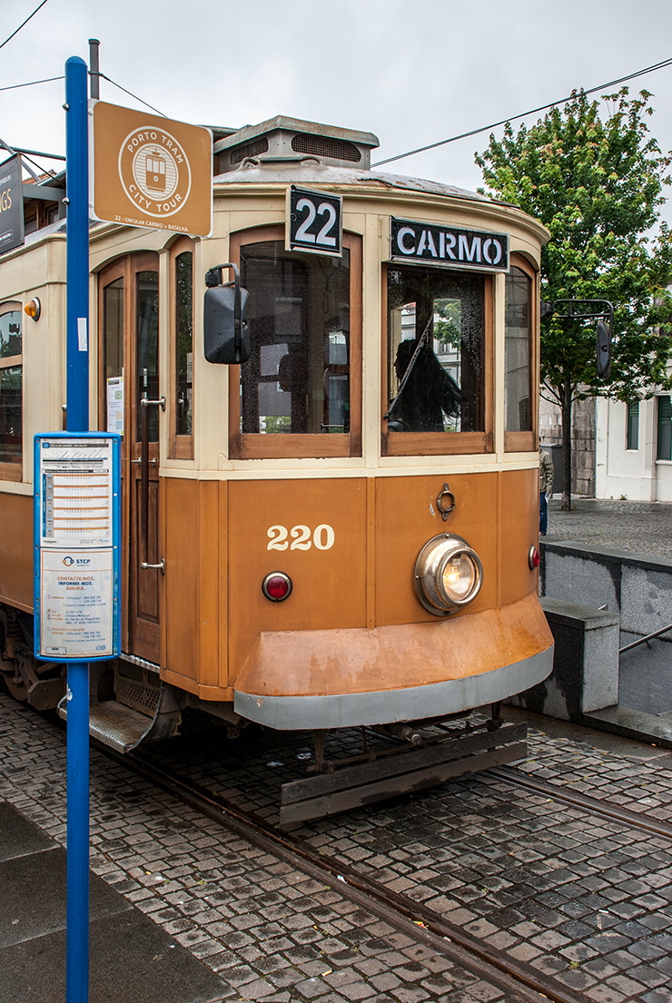 Car 220 at Guindais ready to return to Carmo