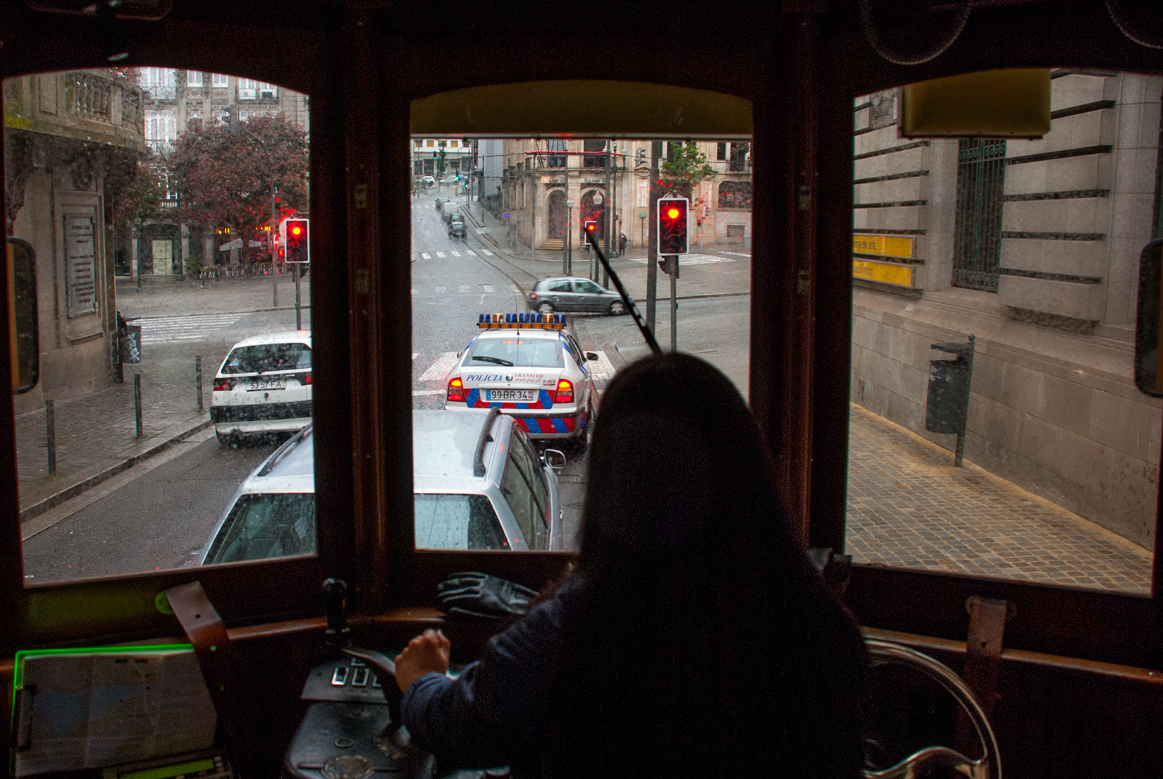 Inside car 220 at the junction of Rua Doutor Magalhães Lemos and Avenida dos Aliados