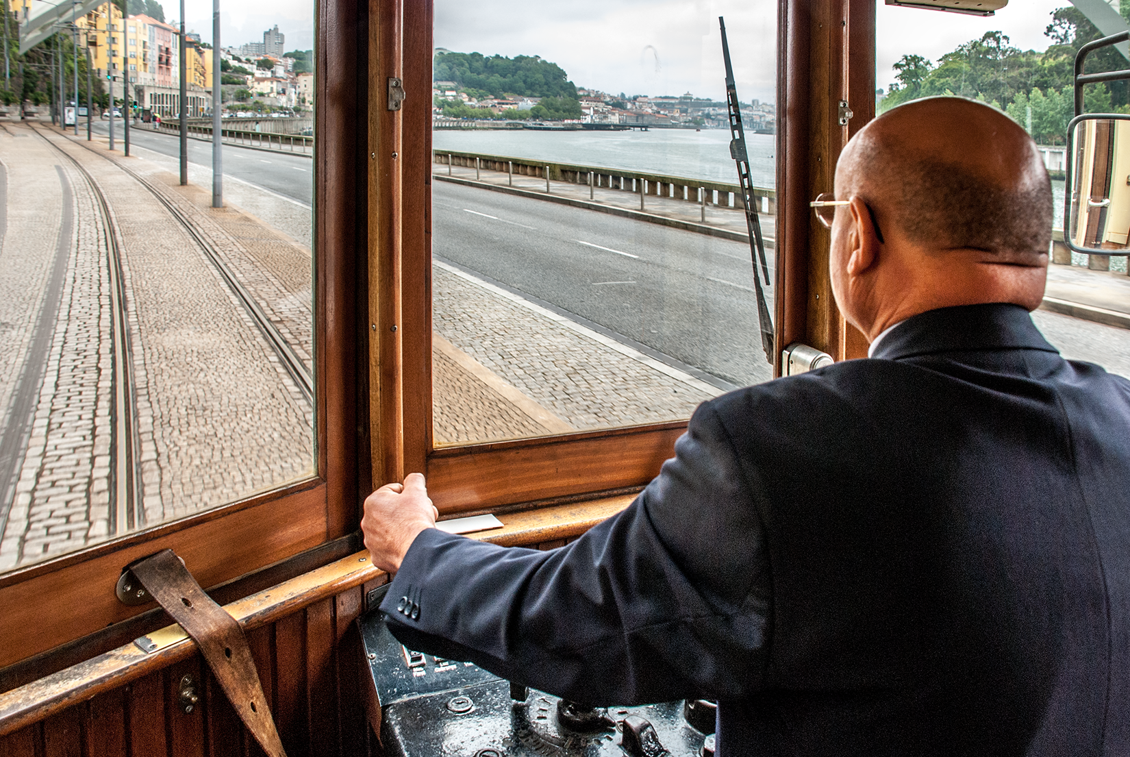 Inside car 218 on Rua do Ouro