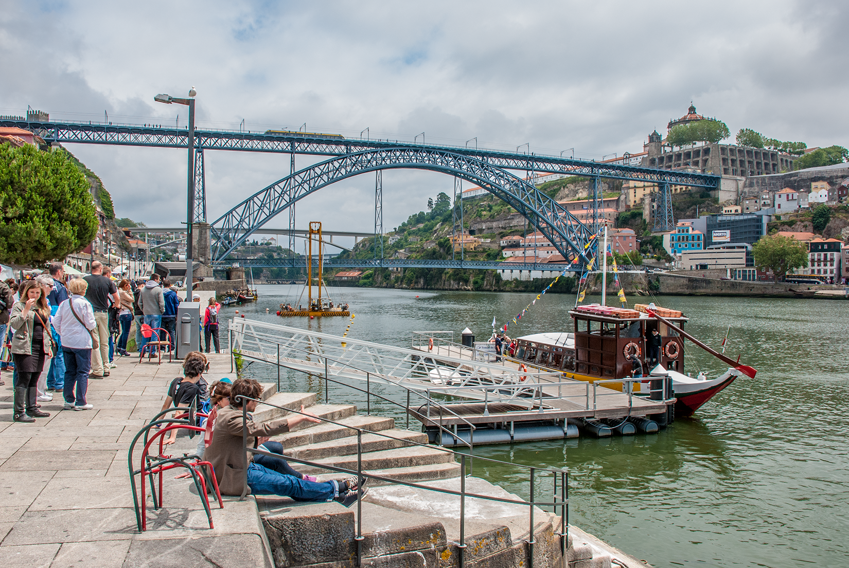 The Ponte D. Luís bridge with one of the Metro trains running across its top deck