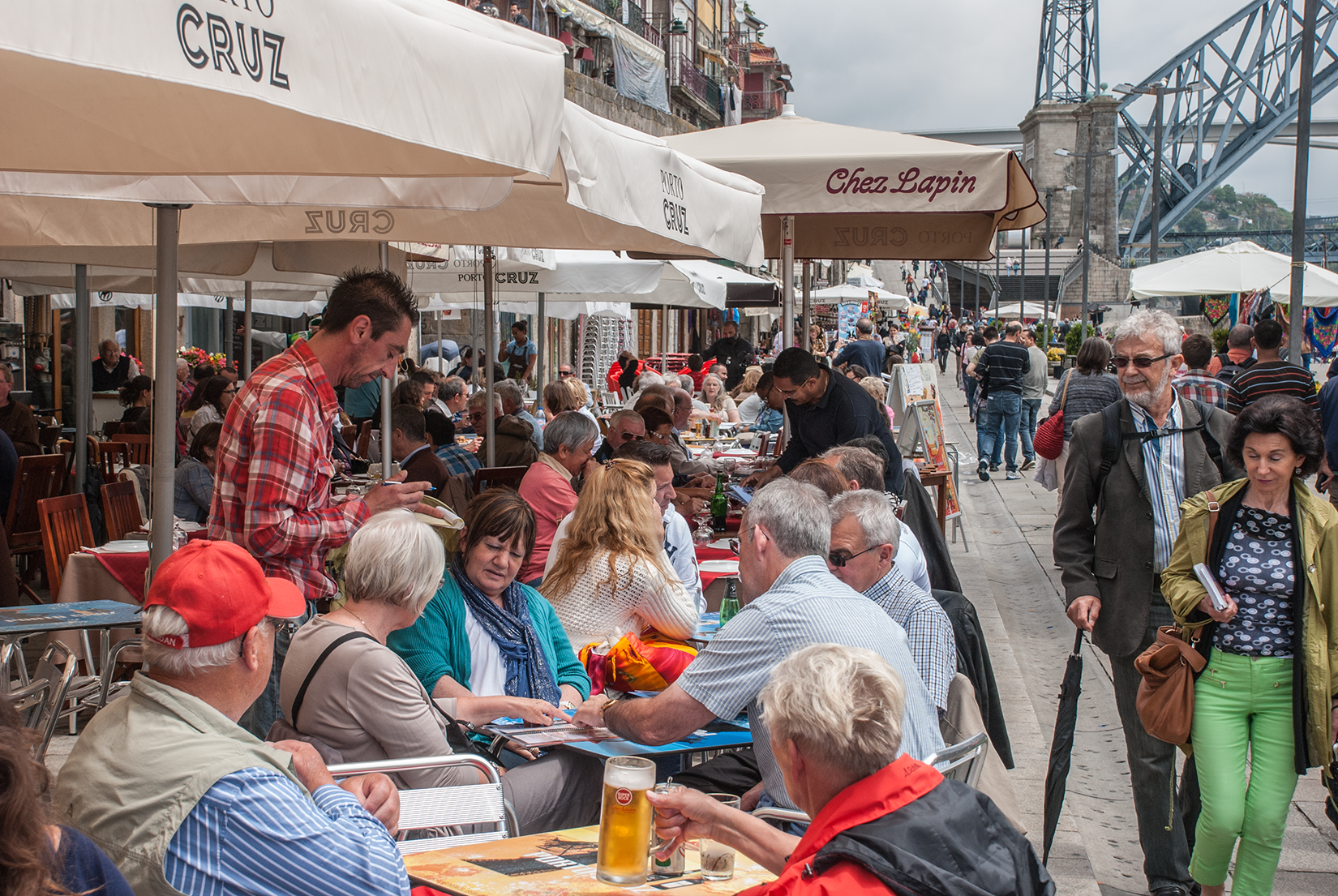 Dinner or just a glass in one of the Praça da Ribeira waterfront restaurants