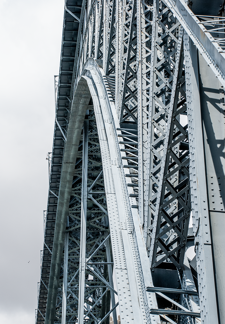 From a distance the Ponte D. Luís bridge shows a graceful curving arch. Closer inspection shows the arch made up of short straight girders