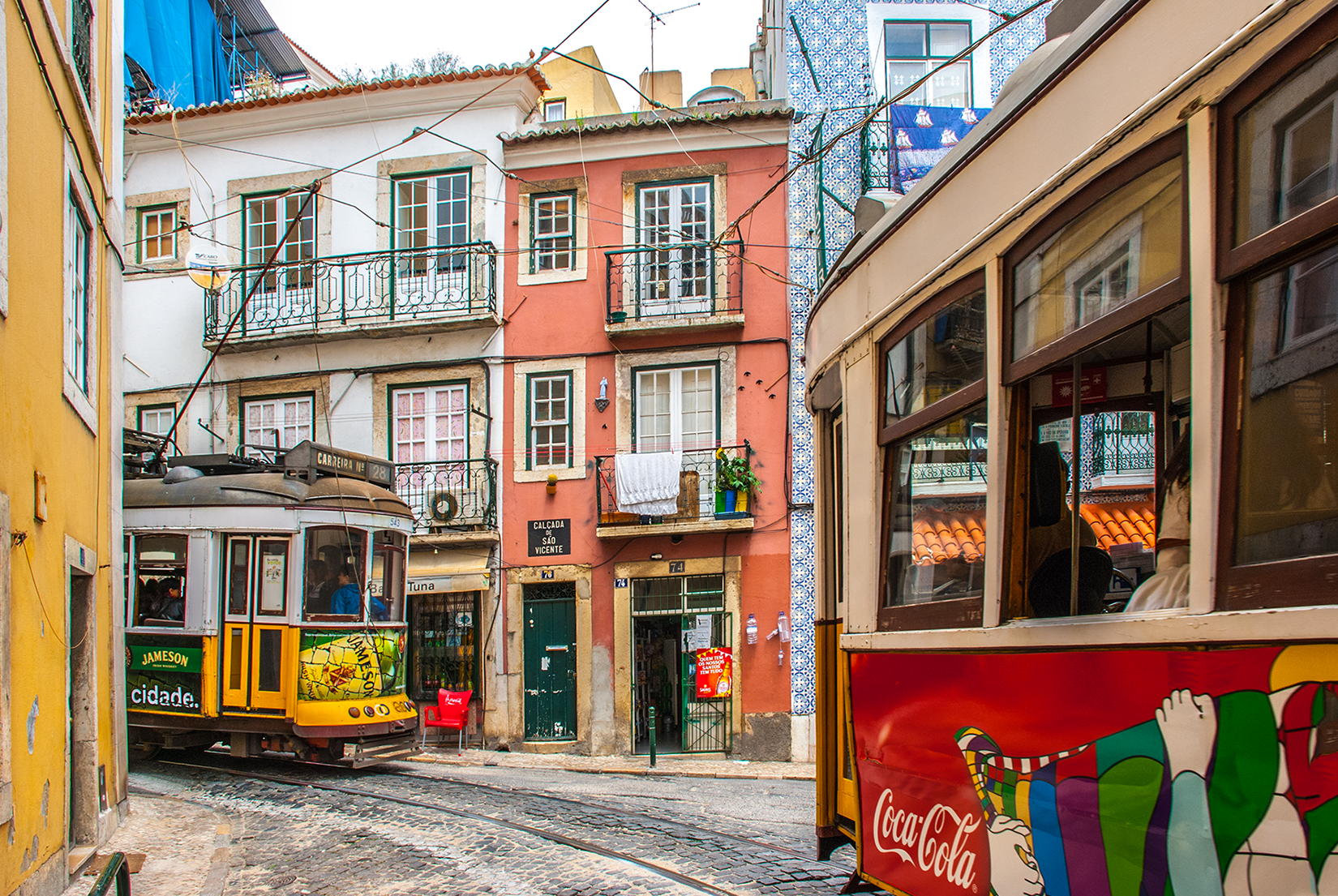 Cars 543 and 557 are here navigating the tight corner at the corner of Calçada São Vicente and Escolas Gerais
