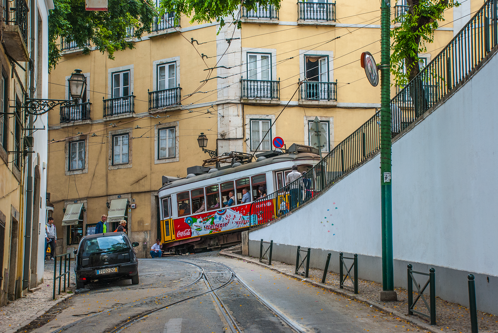 Car 558 at the junction of Beco Funil and Rua São Tomé heading to the city centre