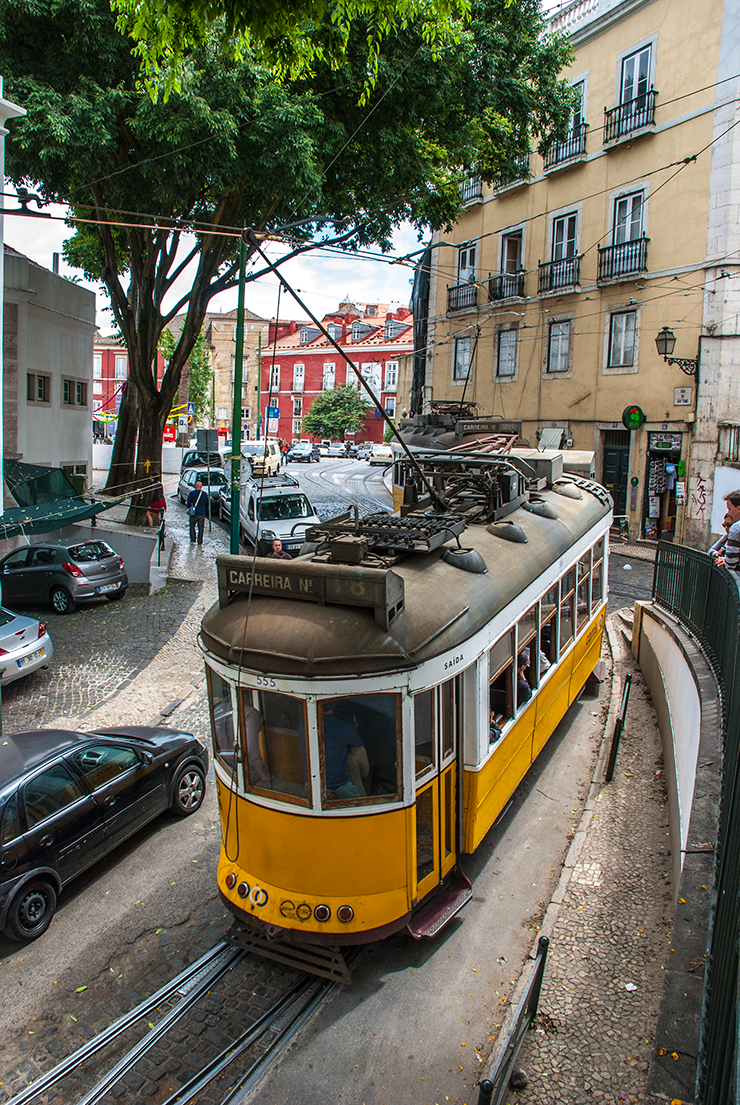 Negotiating the junction of Escadinhas de São Tomé and Travessa São Tomé car 555 heads toward the city centre