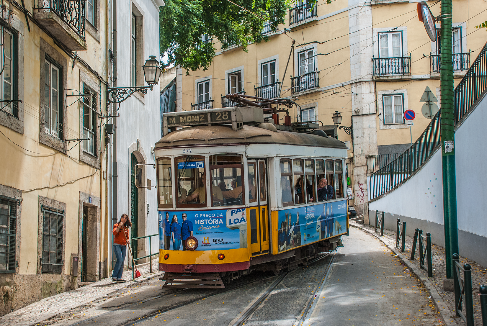 Car 572 working towards Graça but showing a destination of Martim Moniz