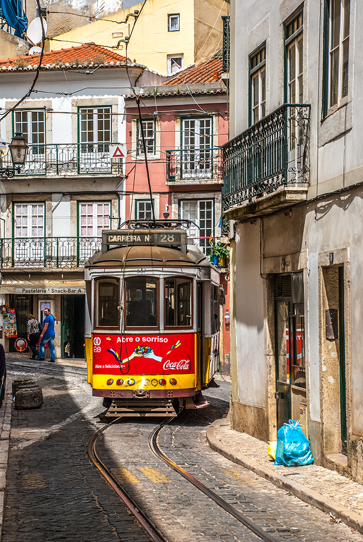 Car 557 passes the snack bar at Calçada São Vicente and climbs towards Graça