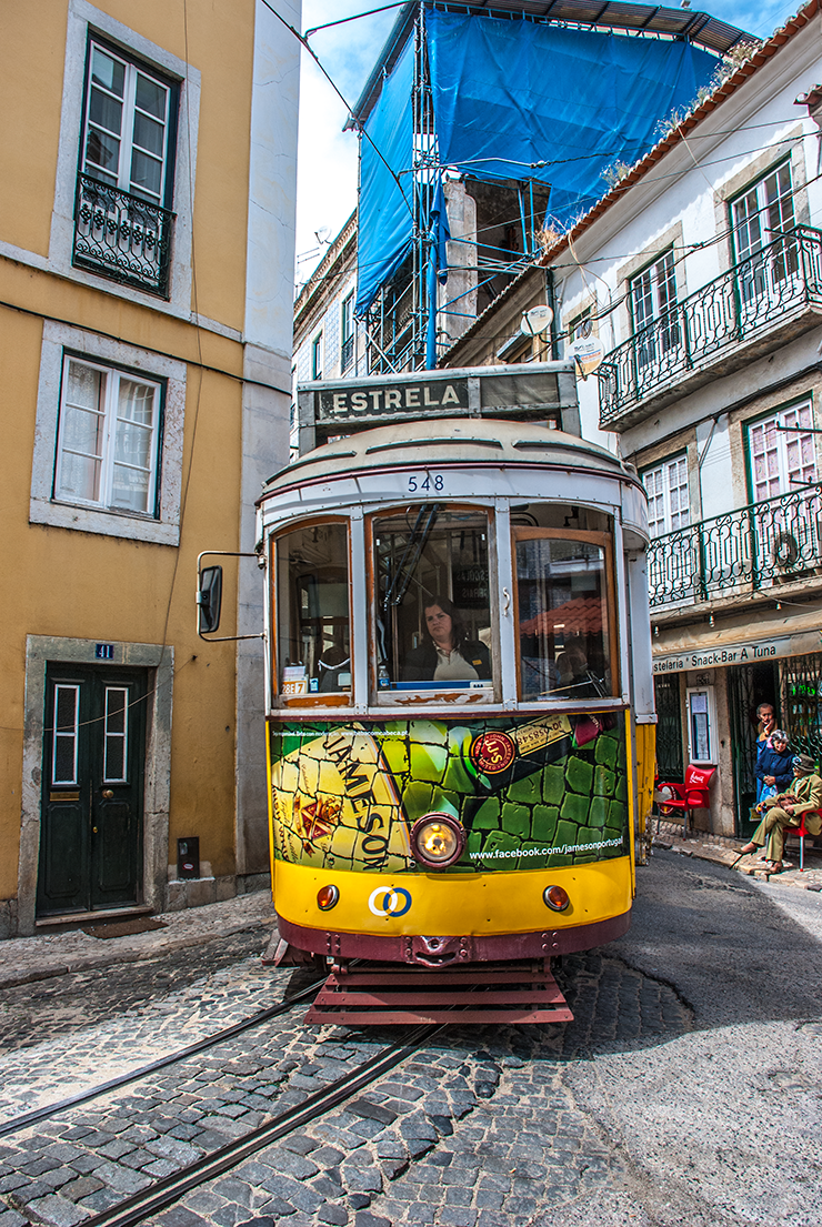 Car 548 negotiates the corner of Calçada São Vicente and Escolas Gerais