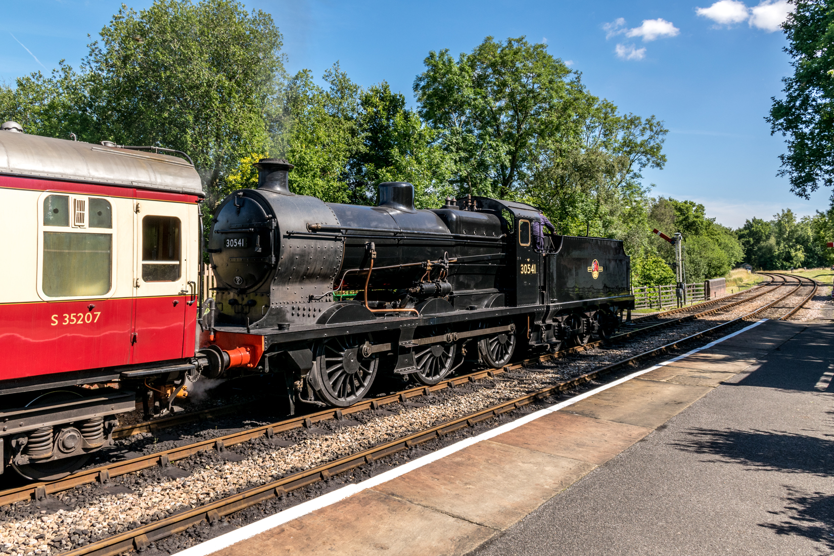 30541 ready to depart from Kingscote