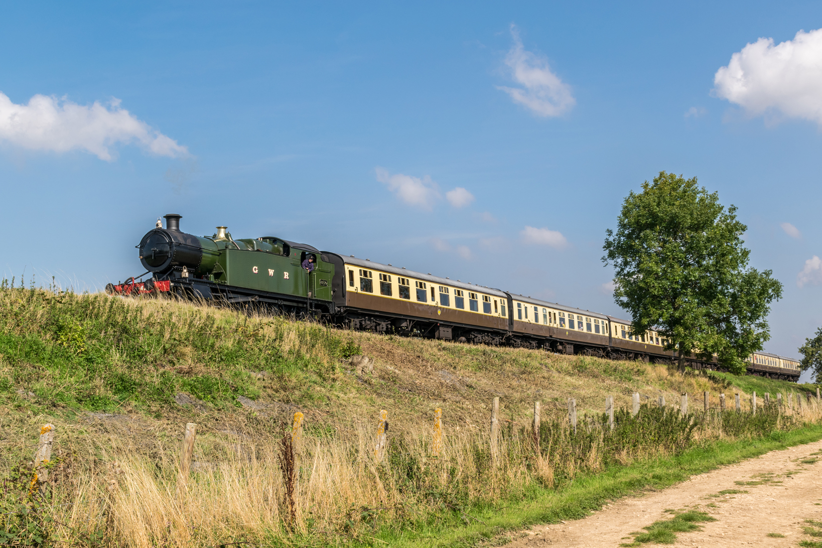 4270 heads back towards Cheltenham Racecourse