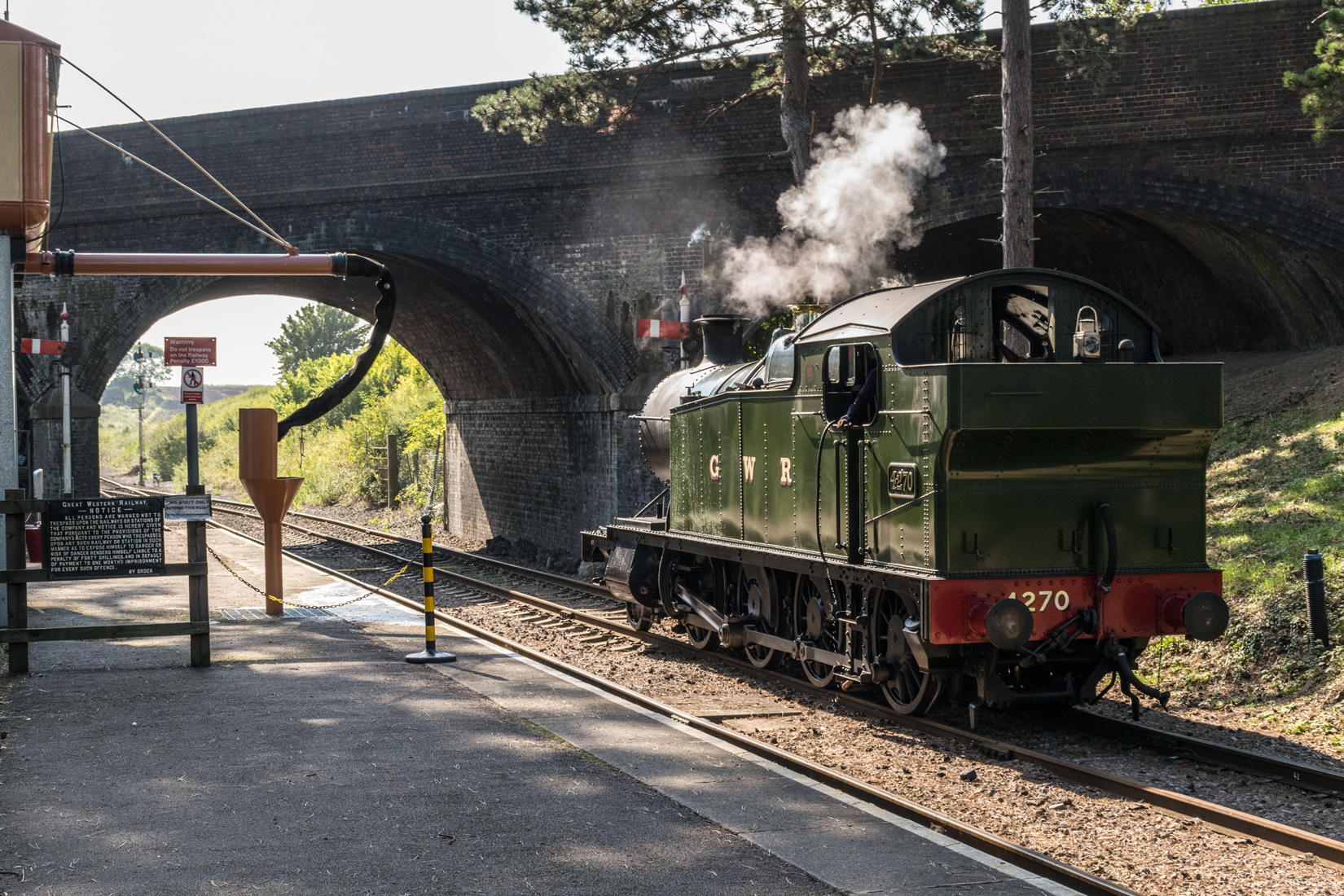 4270 'runs round' its carriage stock