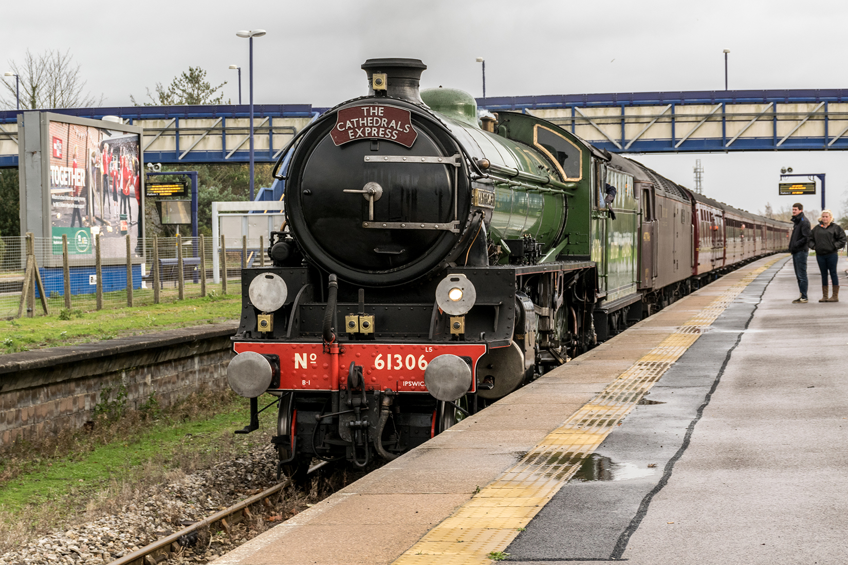 B1 Class 61306 'Mayflower' pulls into Newbury Racecourse station with Diesel Class 47/7 - 47746 B1 Class 61306 'Mayflower' pulls into Newbury Racecourse station with Diesel Class 47/7 - 47746