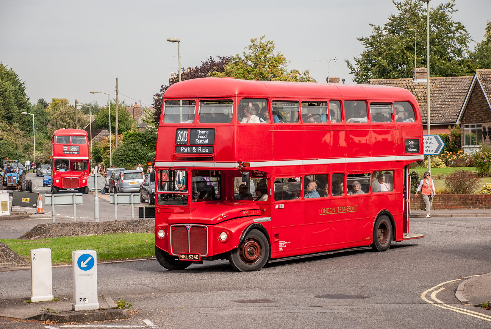 Vintage London buses to ferry visitors