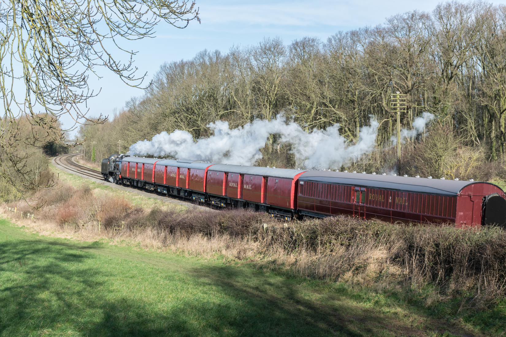 777 Sir Lamiel passing Kinchley Lane with the demonstration Travelling Post Office