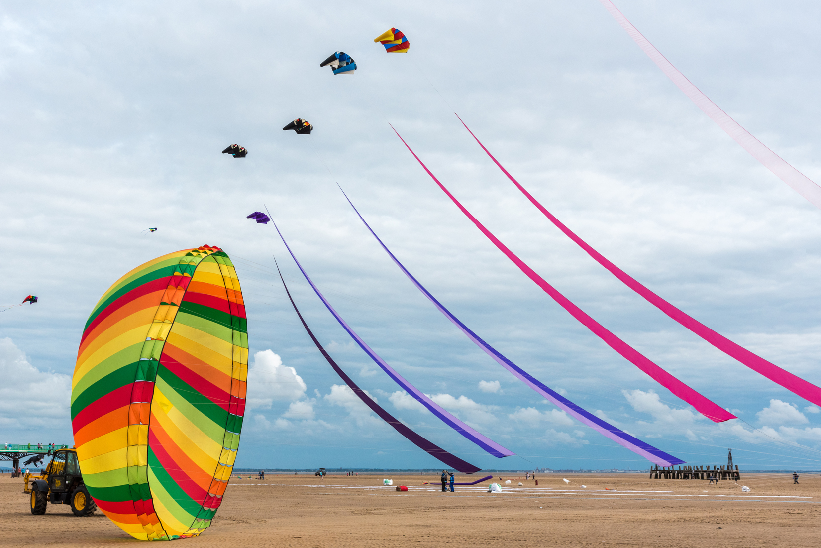 The kite-drawn sails sway in concert with the circular ring kite.