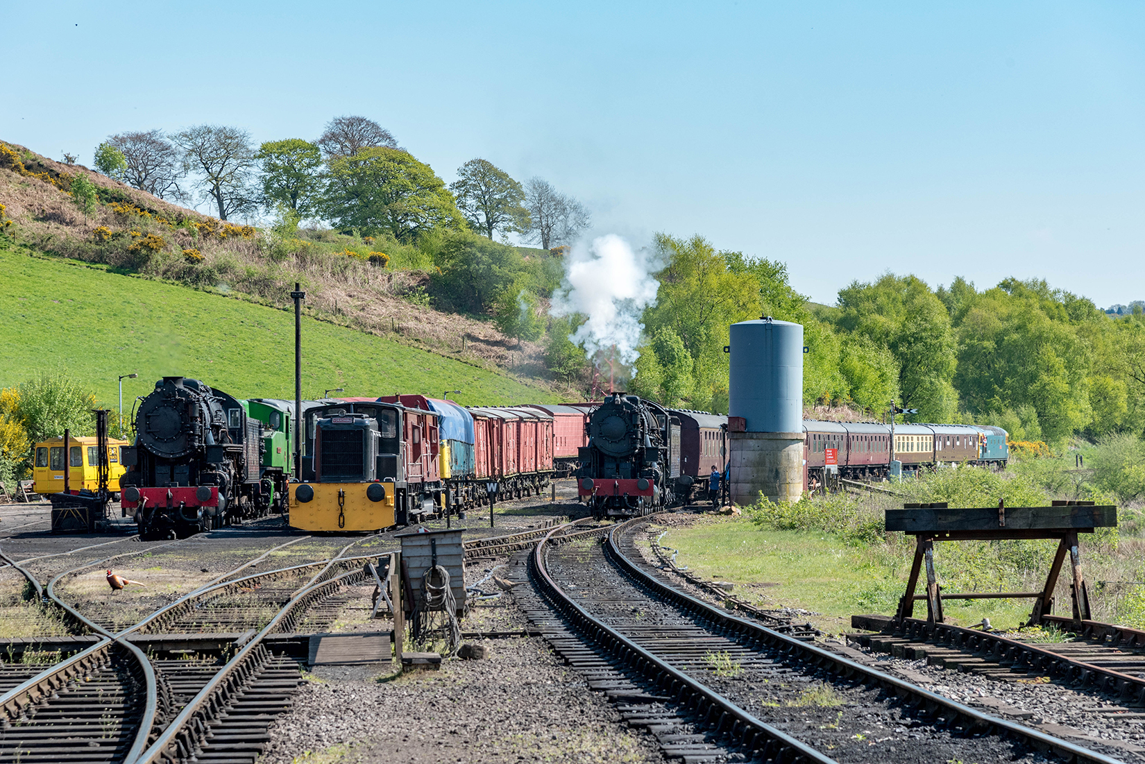 6046 already on shed waiting for disposal as 5197 as leaves the final train of the day to the diesel 33012 Sophie