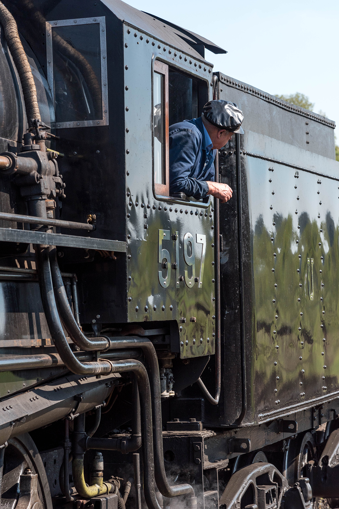 Driver of 5197 waiting for permission to set back onto the disposal road.