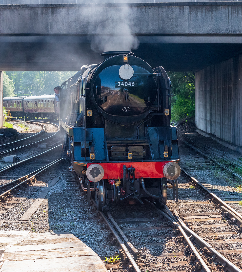 'Braunton' eases into Bury station